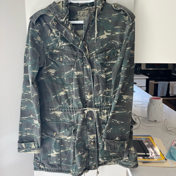TNA Aritzia Talula camo cargo/utility jacket - Picture 1 of 3